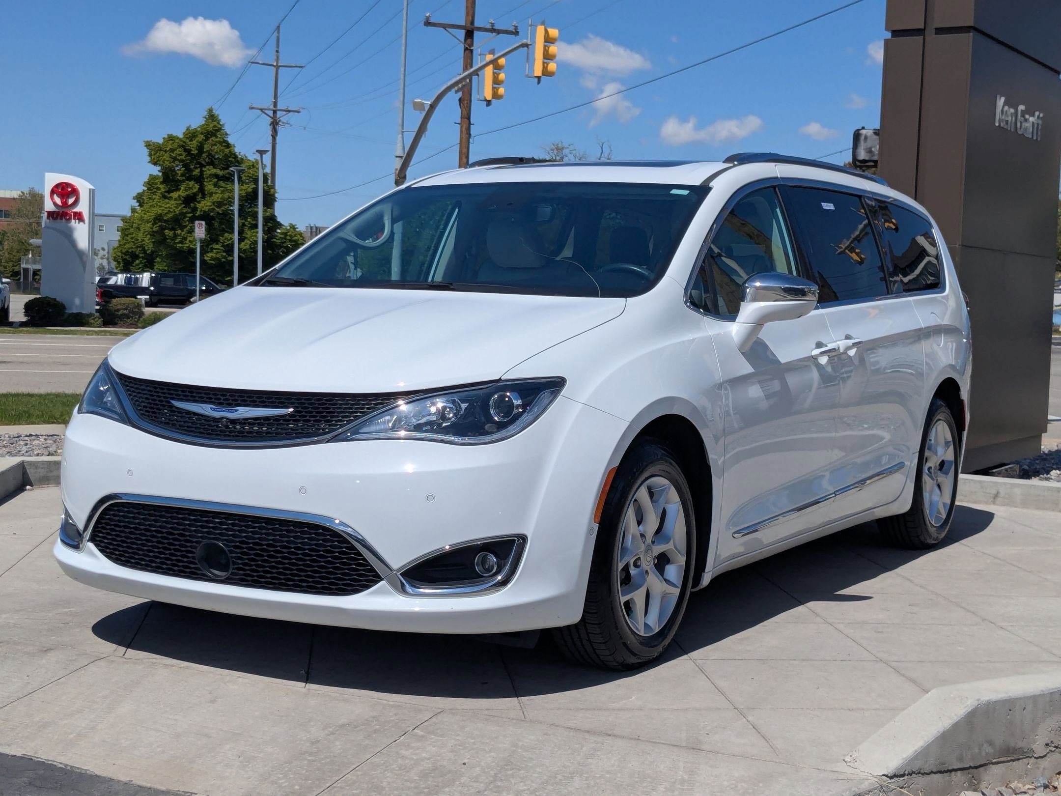 Used 2020 Chrysler Pacifica Limited w/ Advanced Safetytec Group FWD image 9