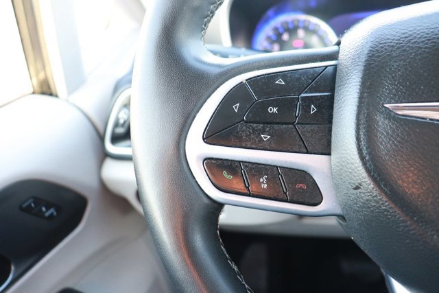 Used 2022 Chrysler Pacifica Touring-L image 19