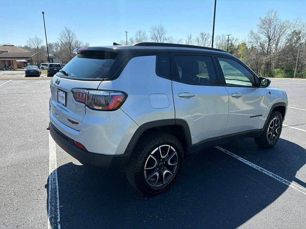 Used 2025 Jeep Compass Trailhawk AWD/4WD image 4