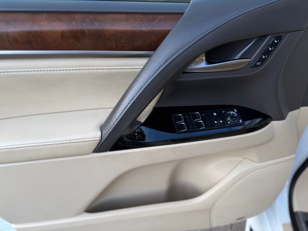 Used 2016 Lexus LX 570 4WD w/ Luxury Package image 16