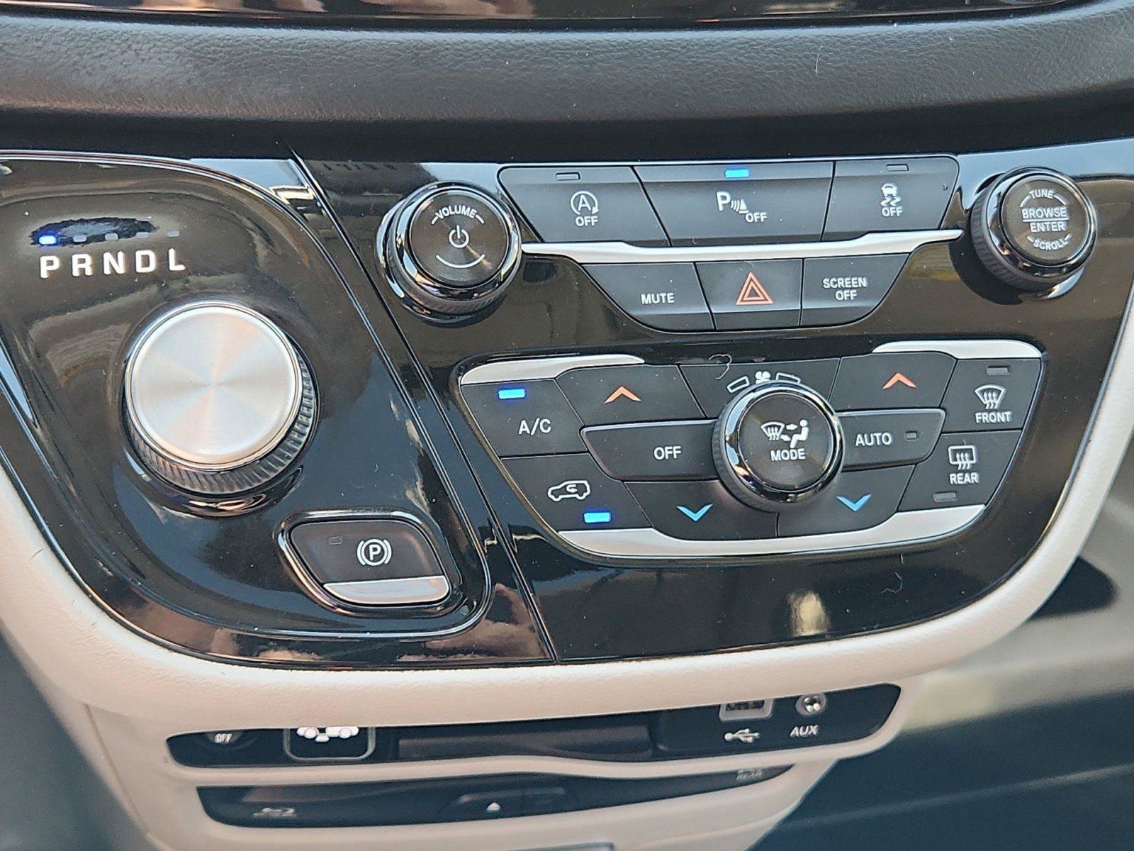 Used 2018 Chrysler Pacifica Touring-L Plus FWD image 27