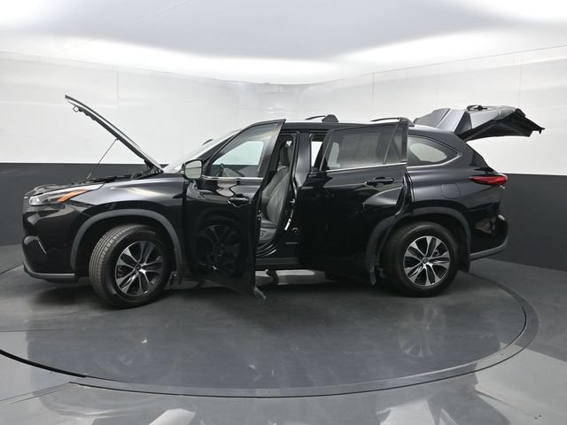 Used 2022 Toyota Highlander XLE AWD/4WD image 42