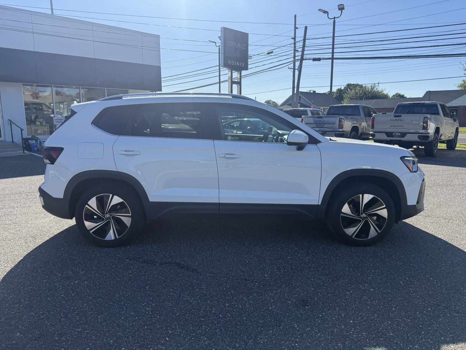 Used 2025 Volkswagen Taos SE AWD/4WD image 2
