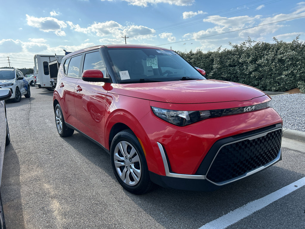 Used 2025 Kia Soul LX FWD image 2