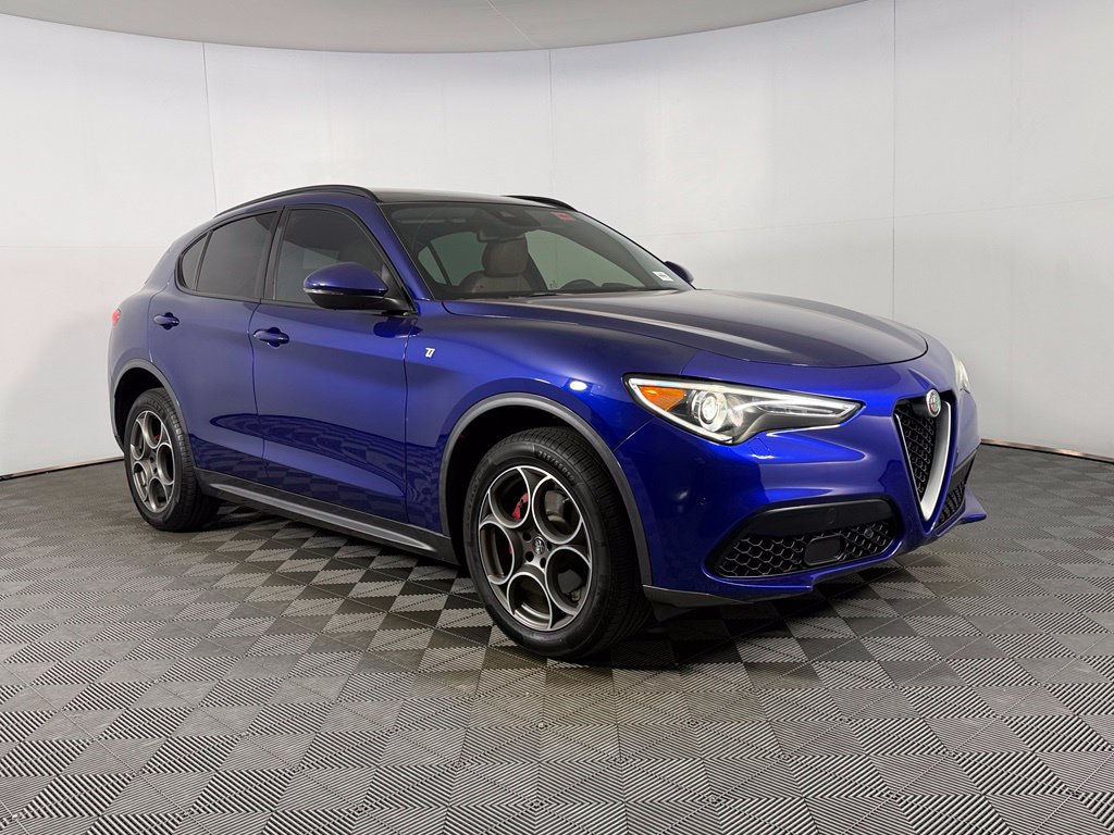 Used 2023 Alfa Romeo Stelvio Ti AWD/4WD image 4