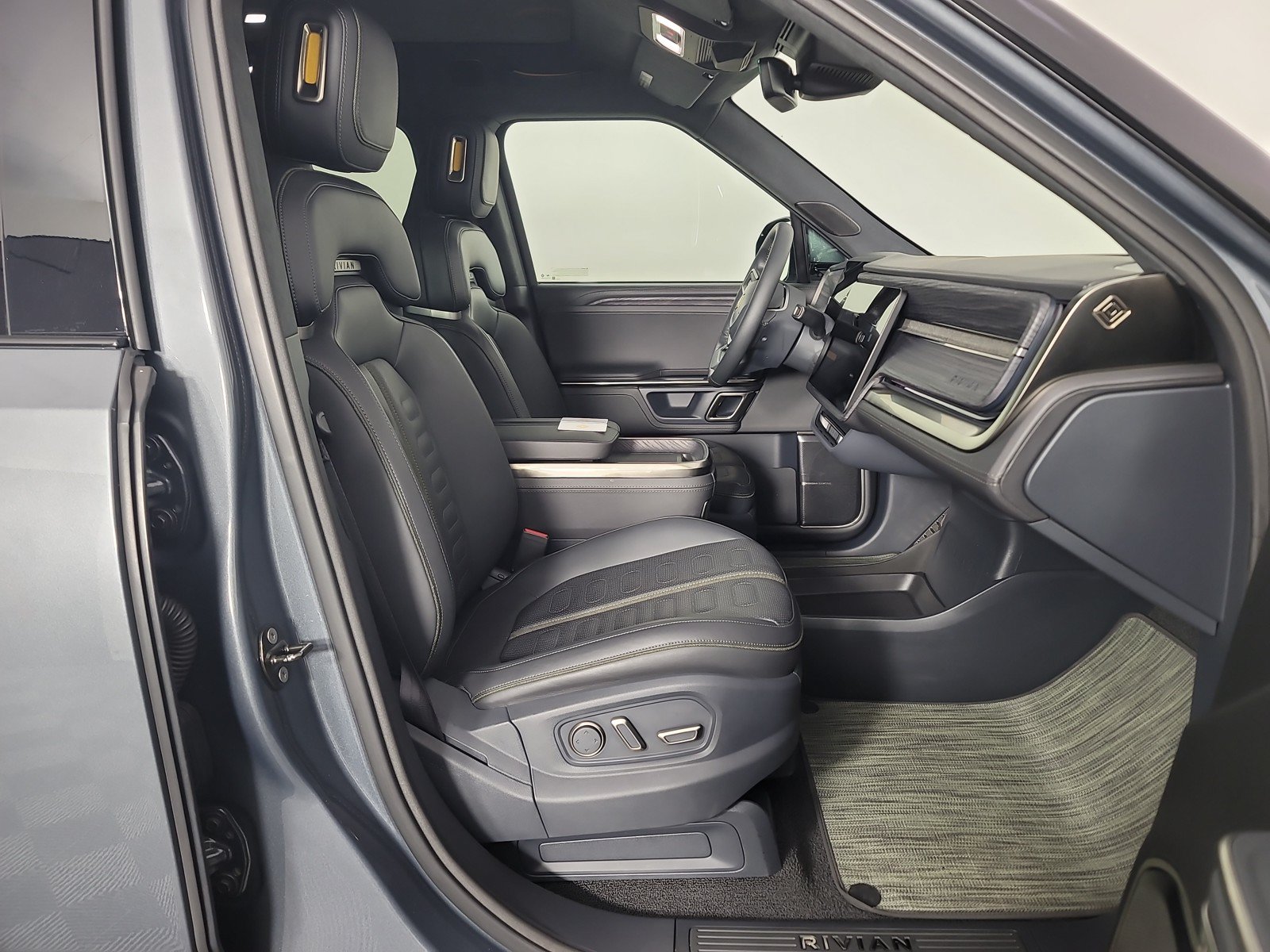 Used 2022 Rivian R1S Launch Edition AWD/4WD image 24