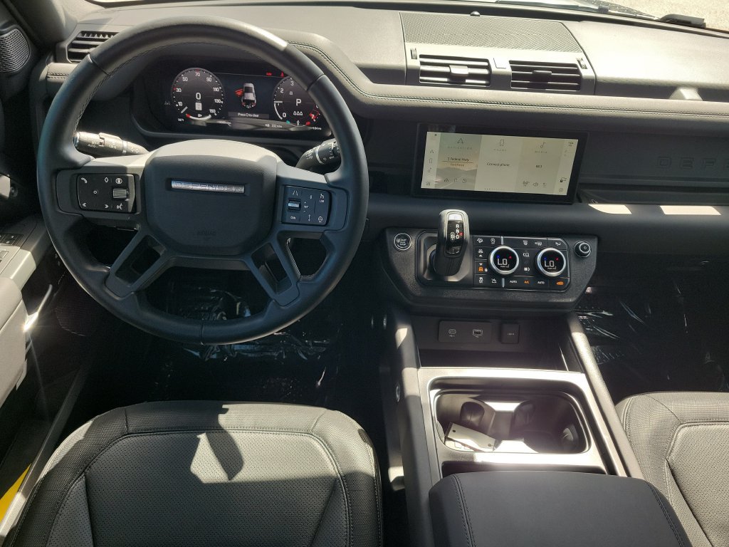 Used 2024 Land Rover Defender 110 X-Dynamic SE AWD/4WD image 17