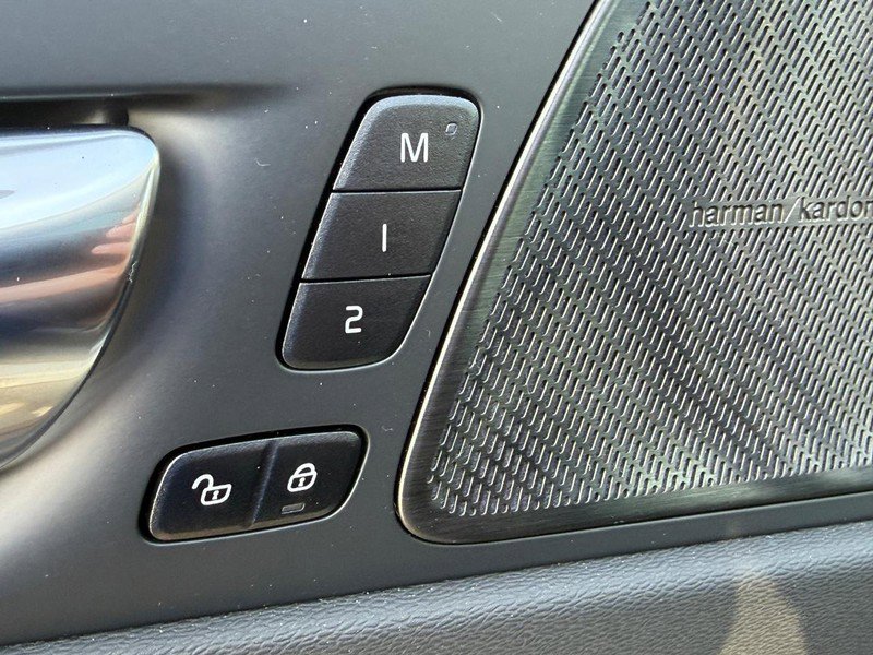 Used 2023 Volvo XC60 B6 Ultimate w/ Protection Package Premier image 16