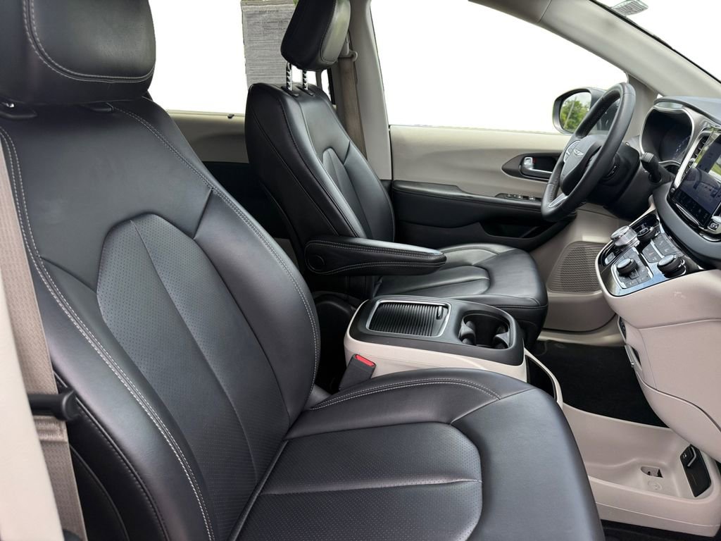 Certified 2023 Chrysler Pacifica Touring-L image 14