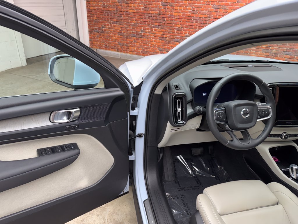 Used 2024 Volvo XC40 B5 Plus w/ Protection Package Premier AWD/4WD image 9