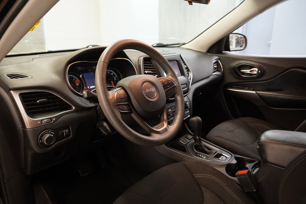 Used 2020 Jeep Cherokee Latitude FWD image 6