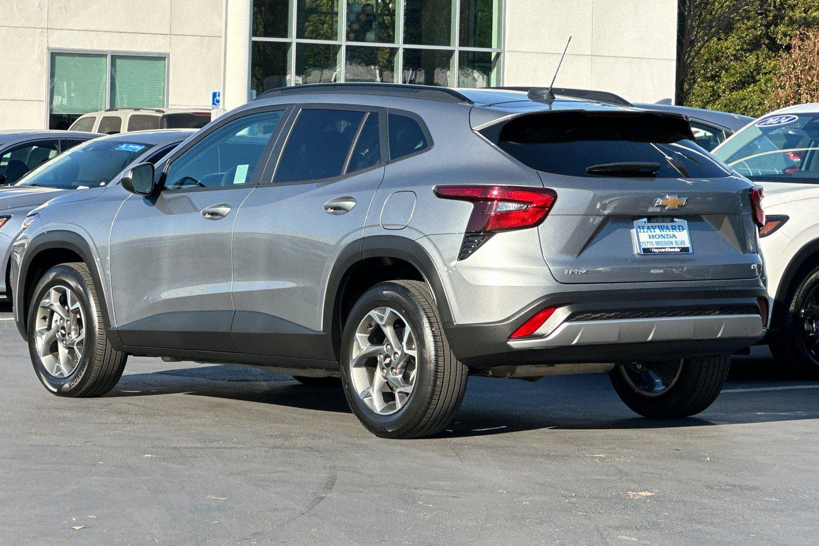 Used 2025 Chevrolet Trax LT w/ LT Convenience Package image 5