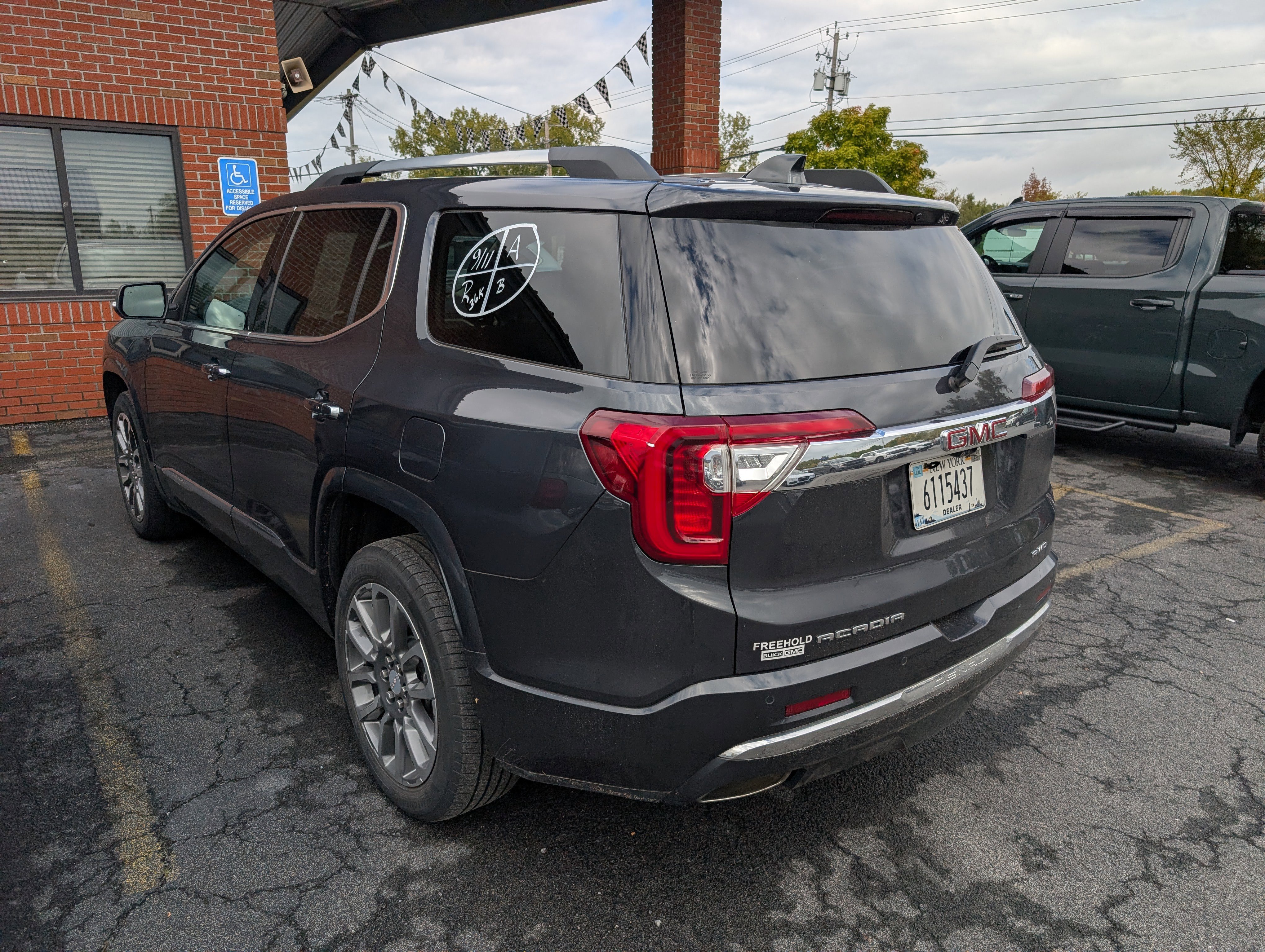 Used 2022 GMC Acadia Denali w/ Denali Ultimate Package image 7