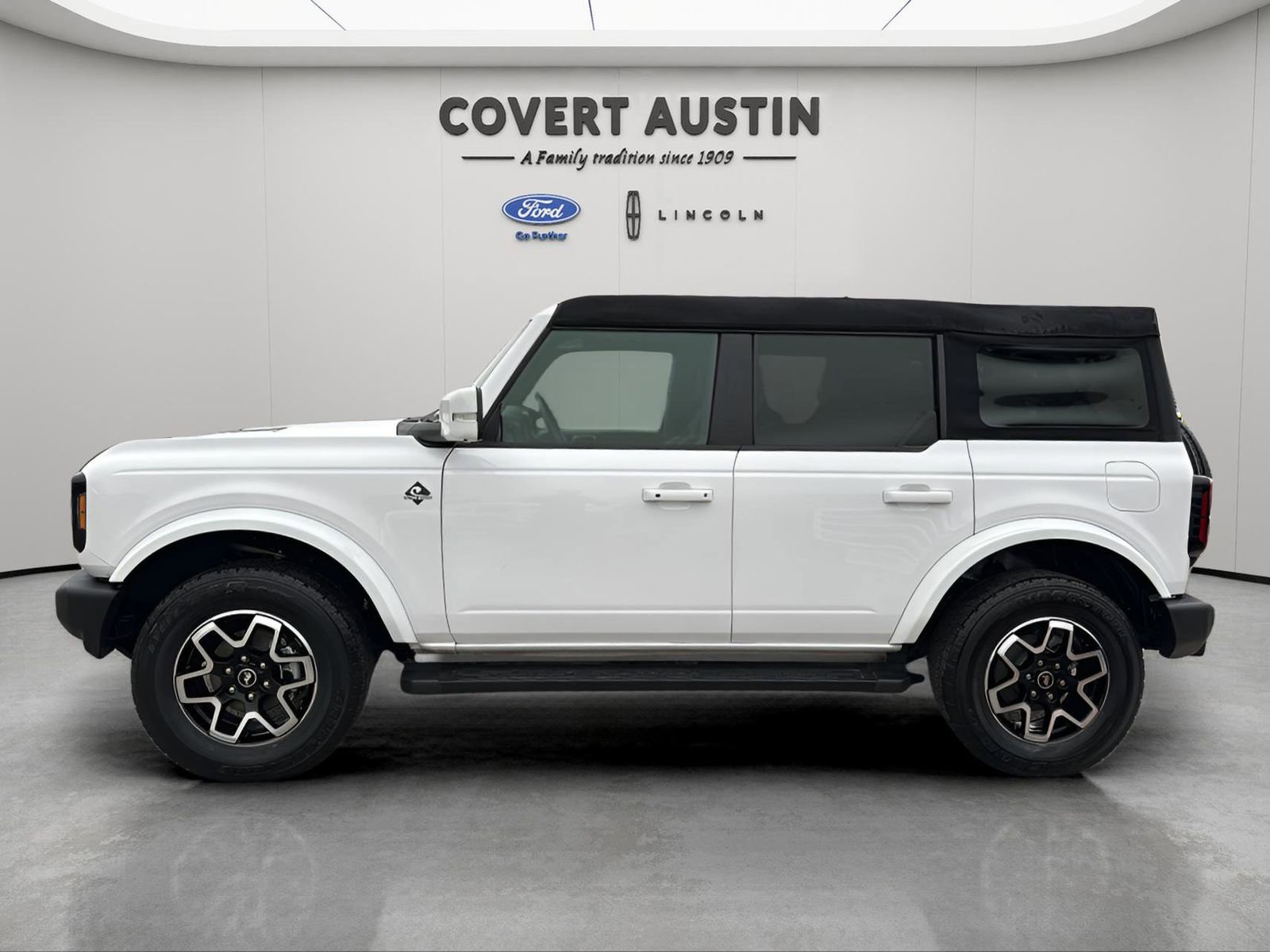 Used 2023 Ford Bronco Outer Banks image 2