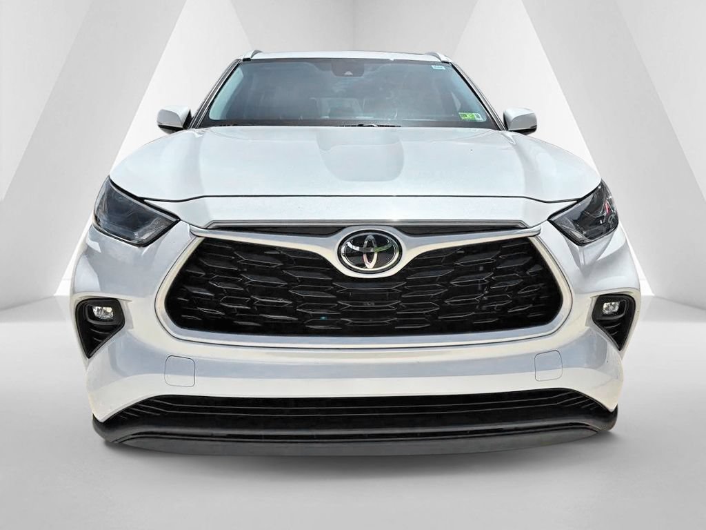 Used 2023 Toyota Highlander XLE FWD image 2