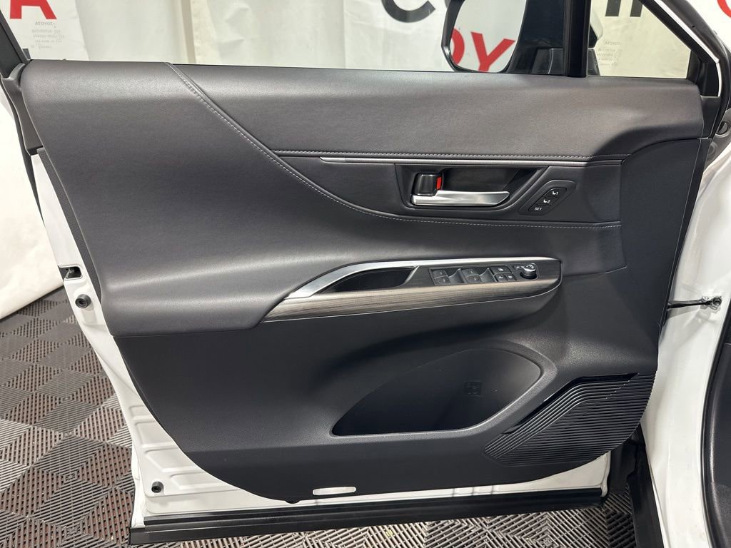 Used 2024 Toyota Venza Limited image 23