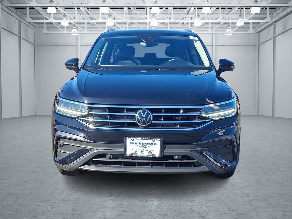 Certified 2022 Volkswagen Tiguan SE w/ Panoramic Sunroof Package AWD/4WD image 2