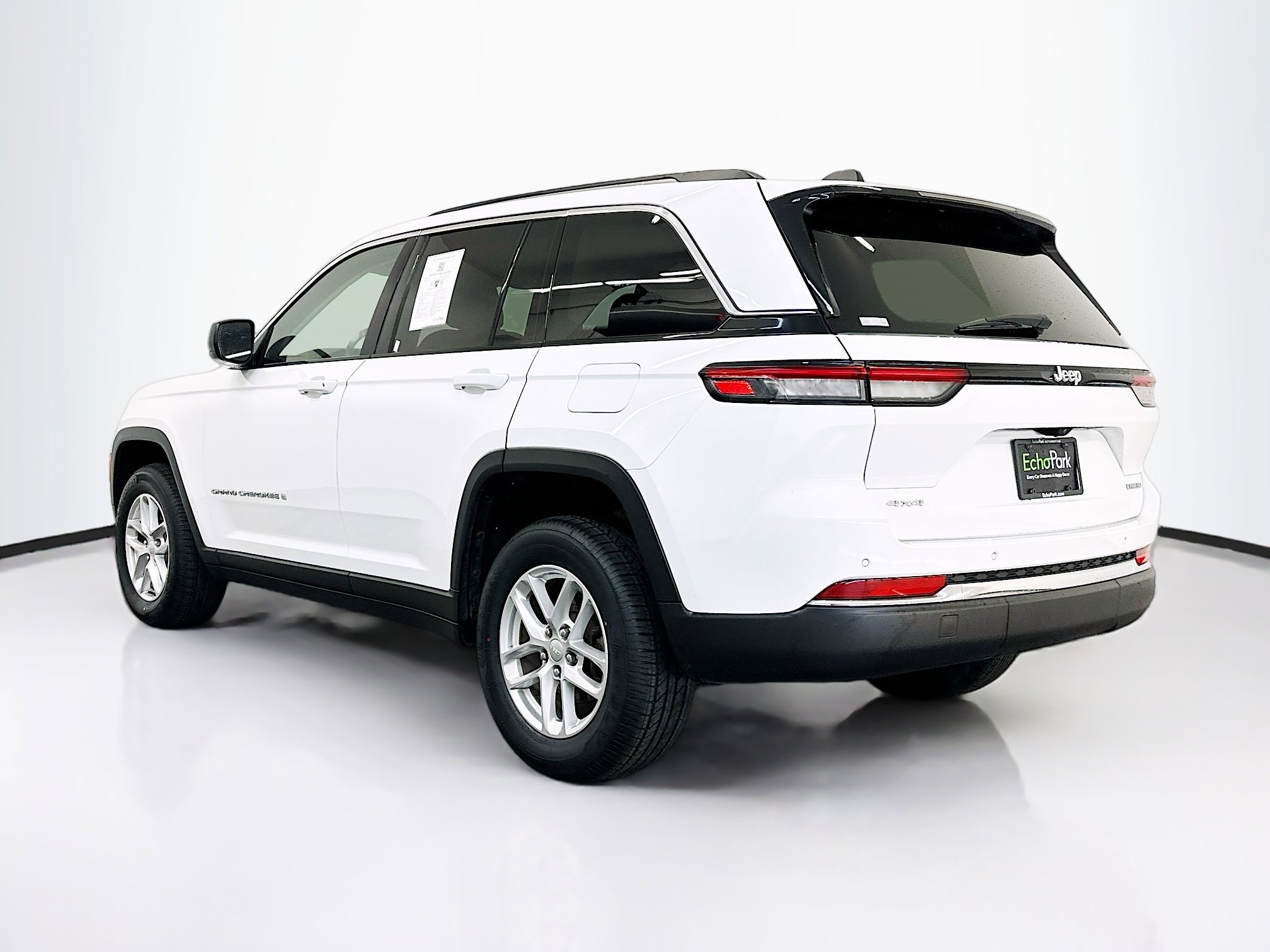 Used 2023 Jeep Grand Cherokee Laredo image 5