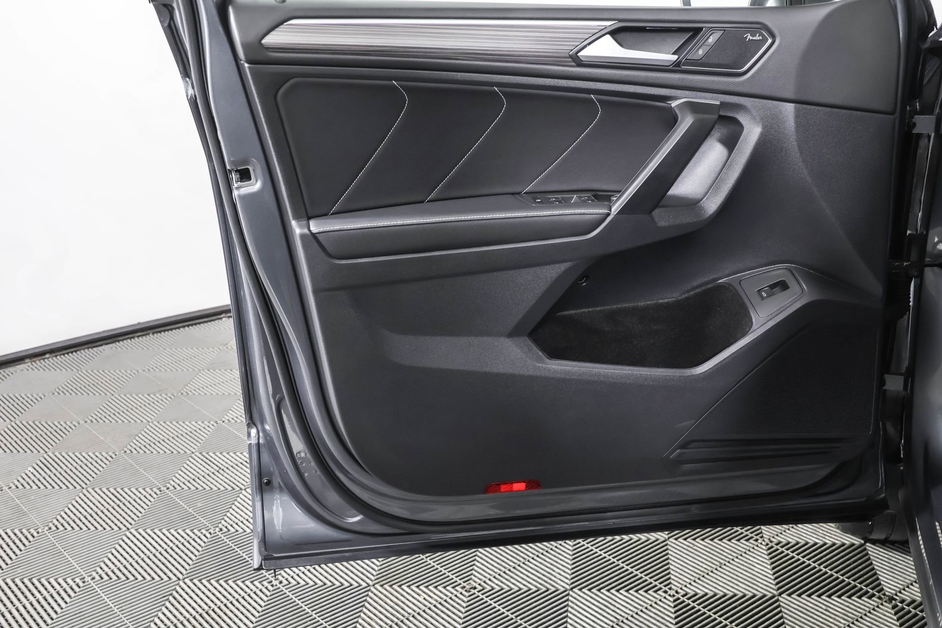 Used 2024 Volkswagen Tiguan SEL R-Line image 36