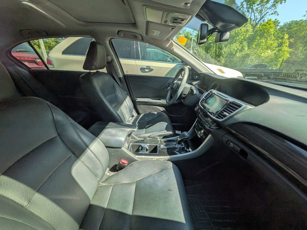 Used 2017 Honda Accord Touring image 8