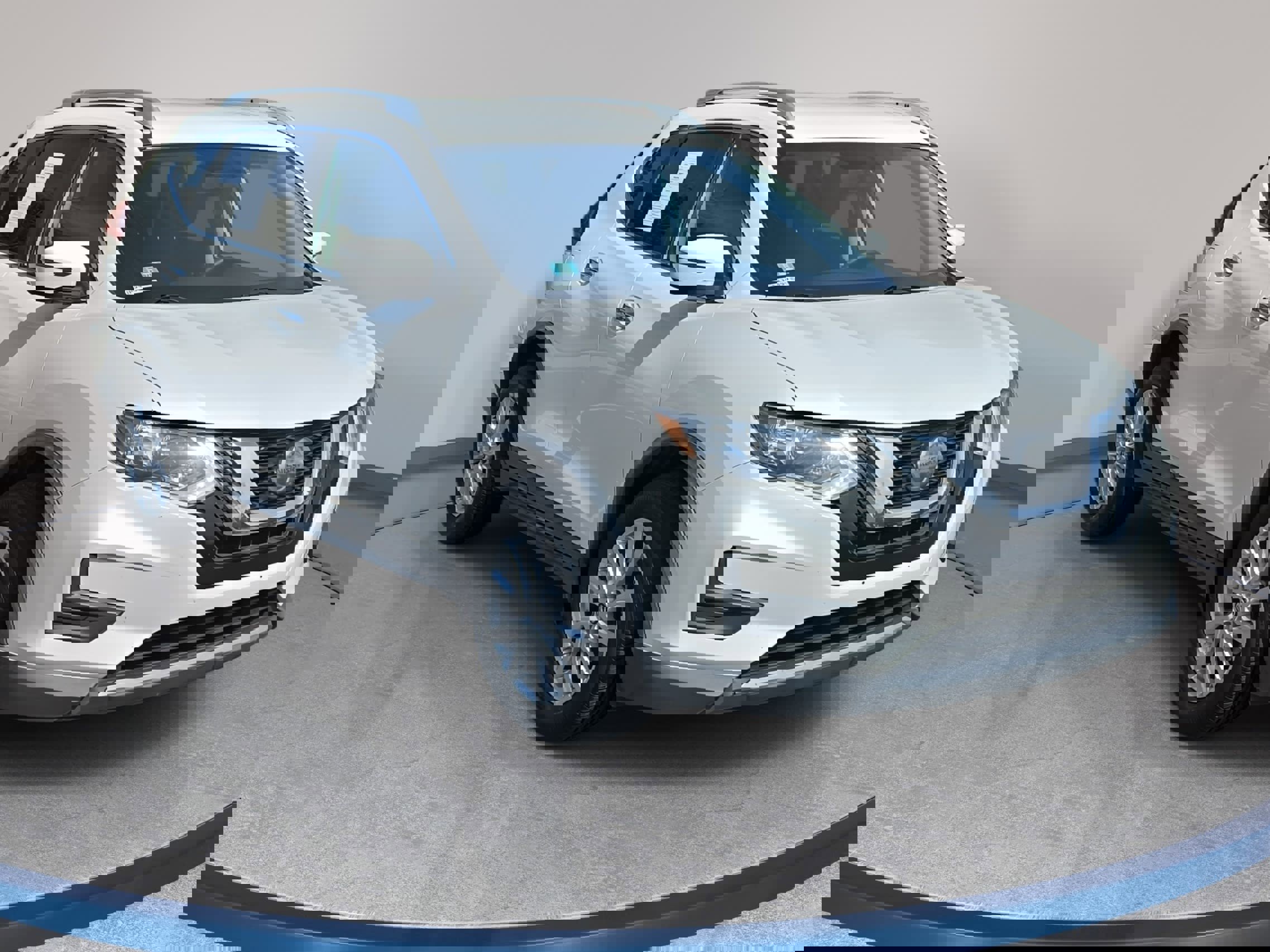 Used 2018 Nissan Rogue SV image 3