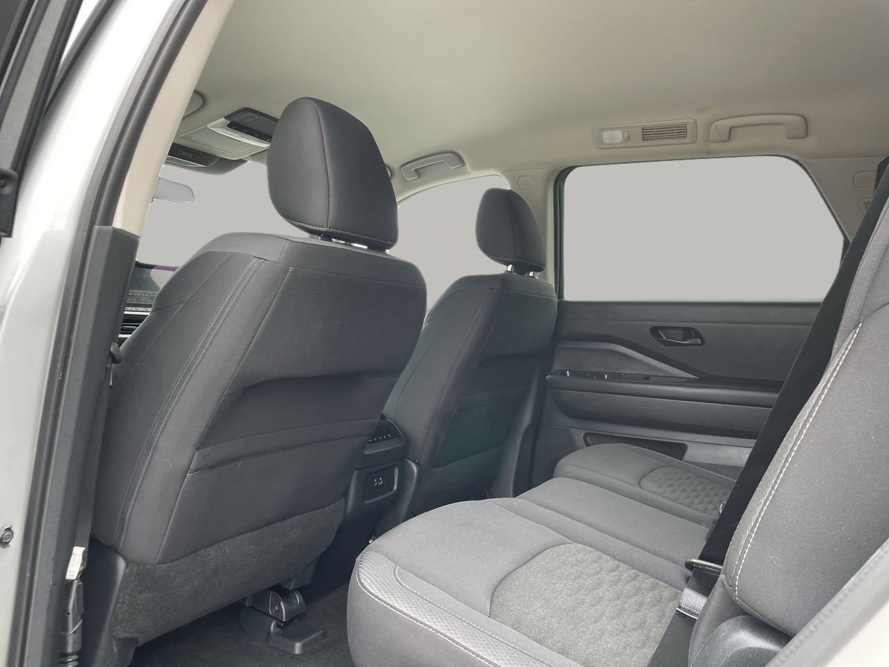 Used 2025 Nissan Pathfinder SV image 17