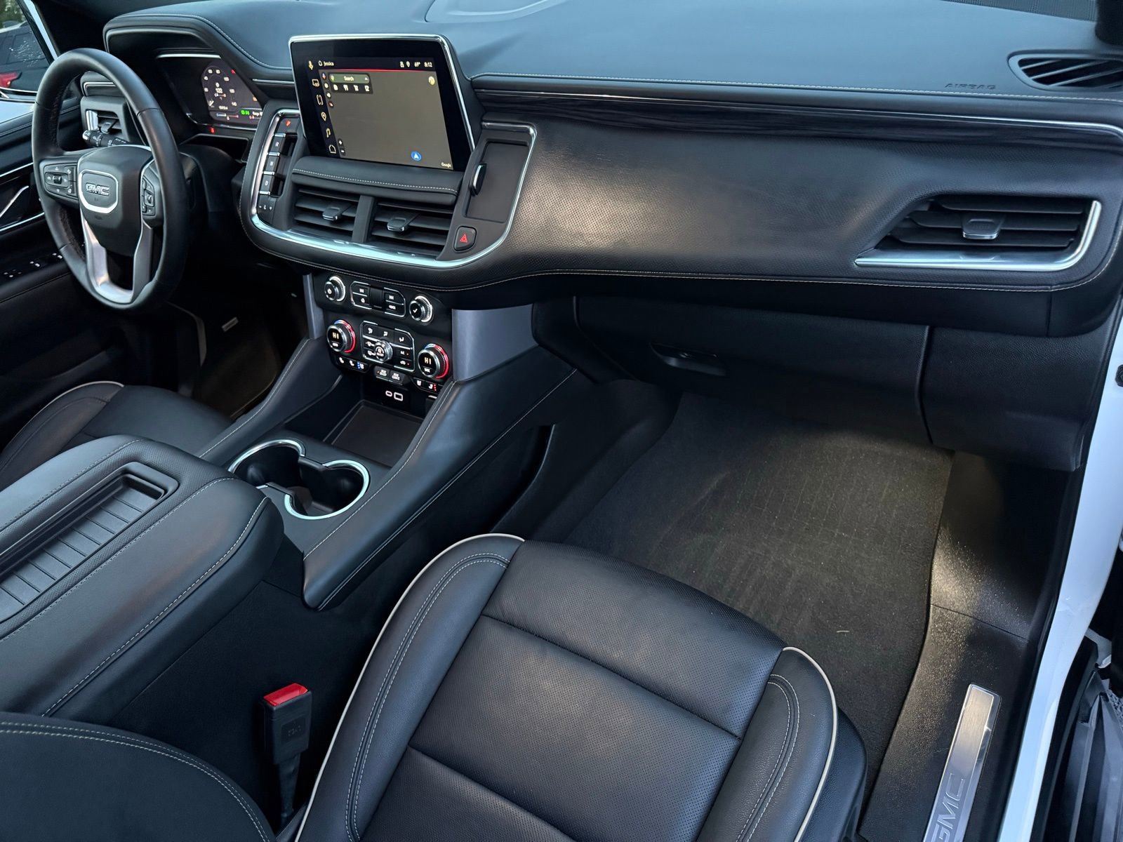 Used 2024 GMC Yukon SLT w/ SLT Luxury Package image 18