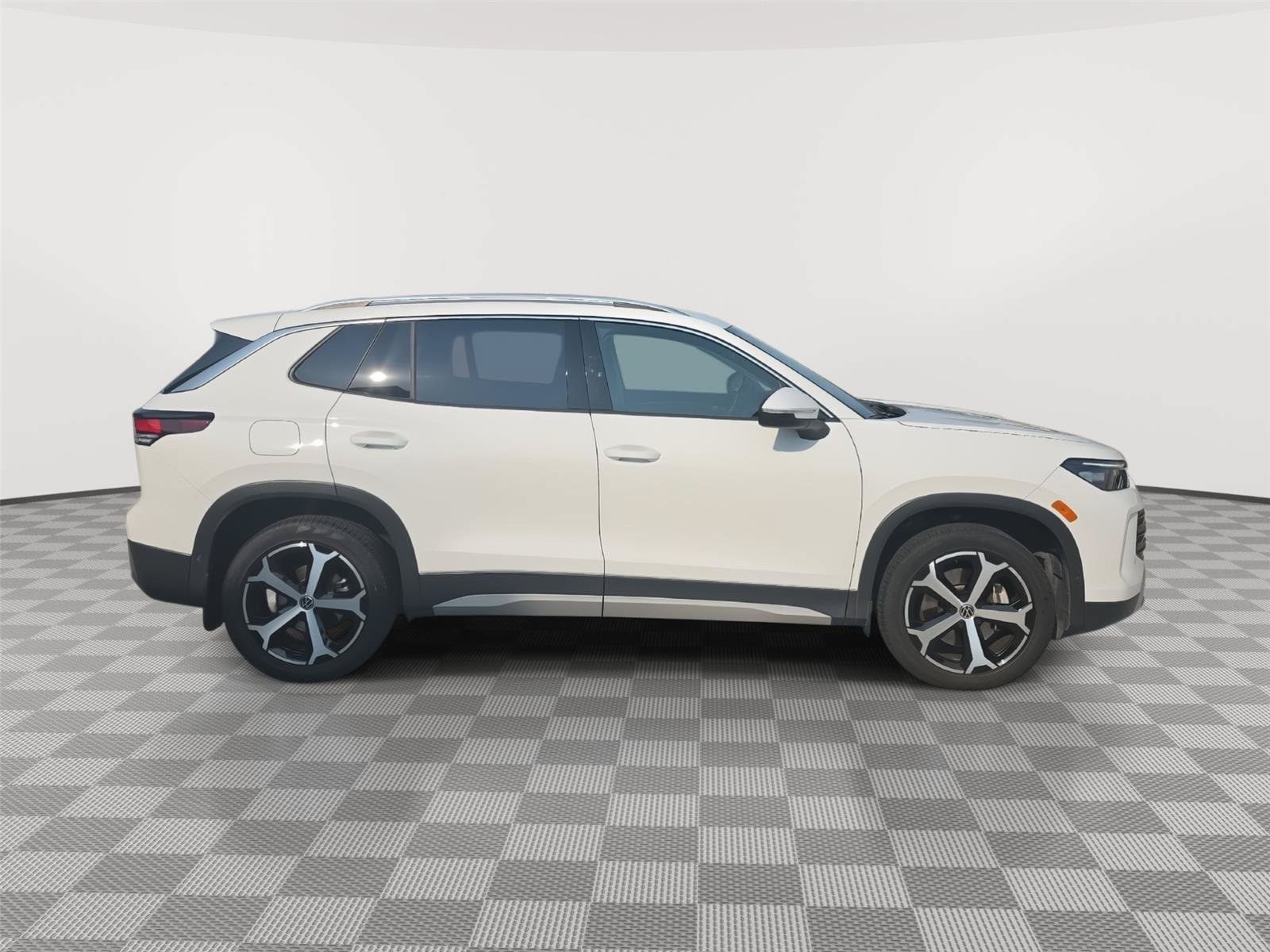 Certified 2025 Volkswagen Tiguan SE AWD/4WD image 12