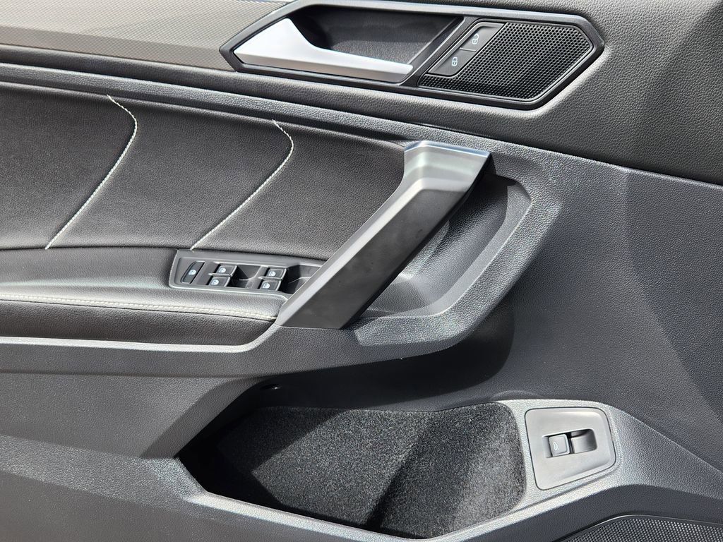 Used 2022 Volkswagen Tiguan SE R-Line image 13
