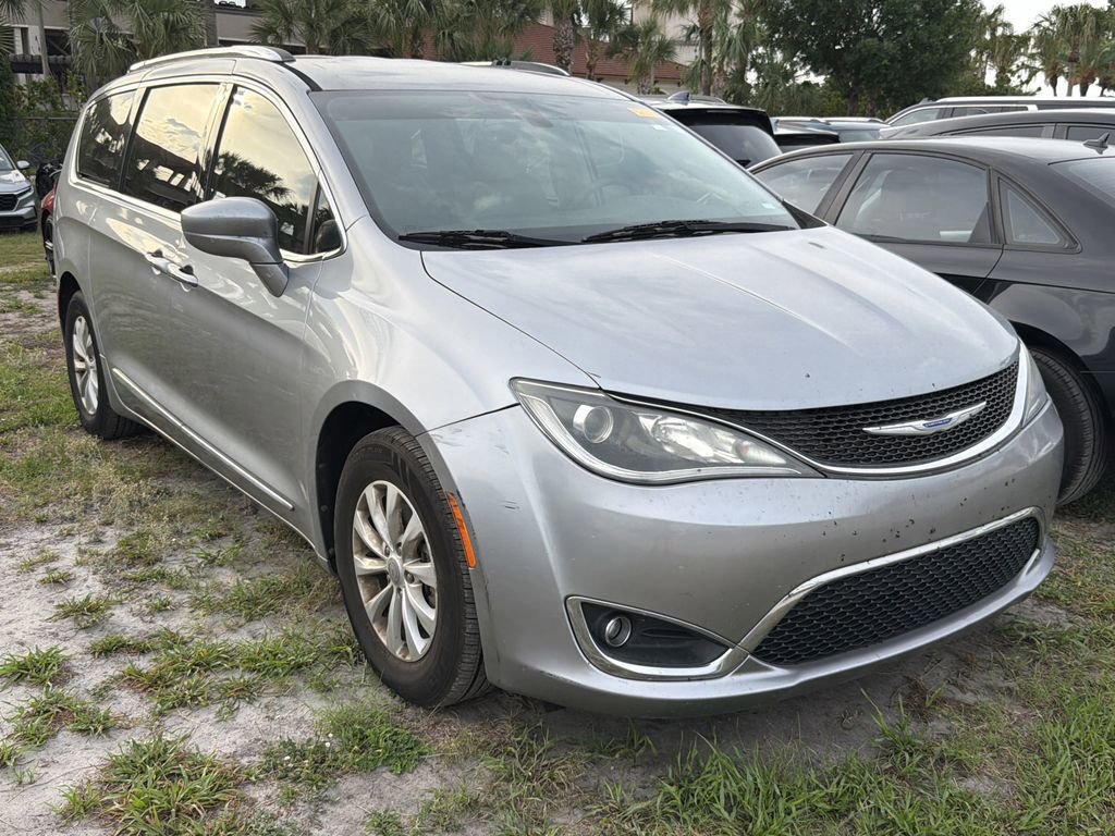 Used 2019 Chrysler Pacifica Touring-L FWD image 1