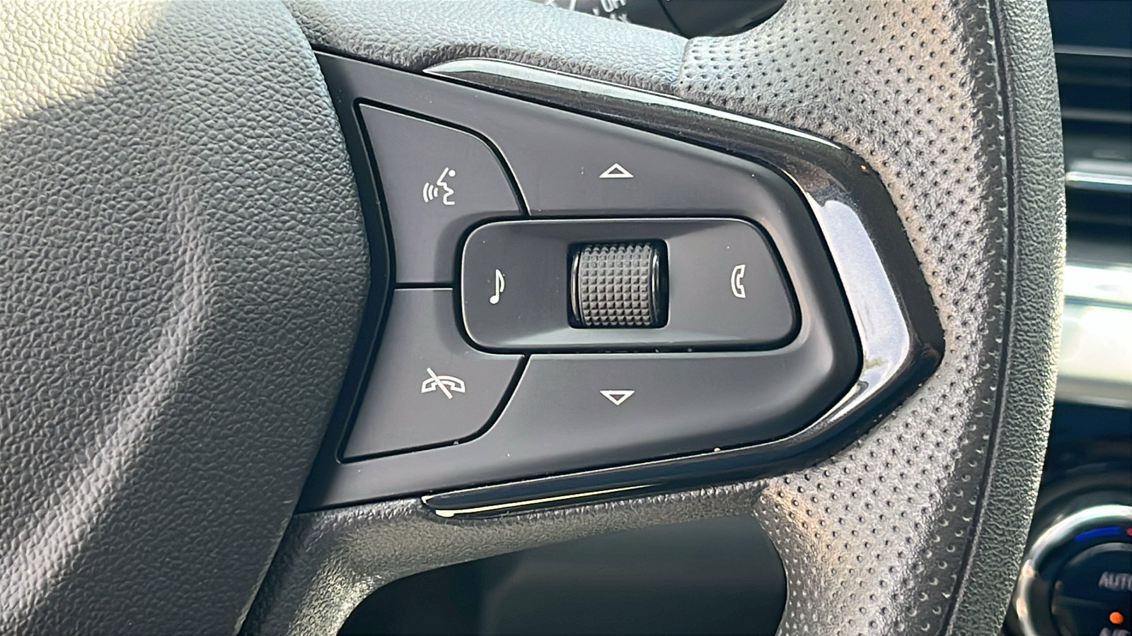 Used 2025 Chevrolet Trax LT FWD image 18