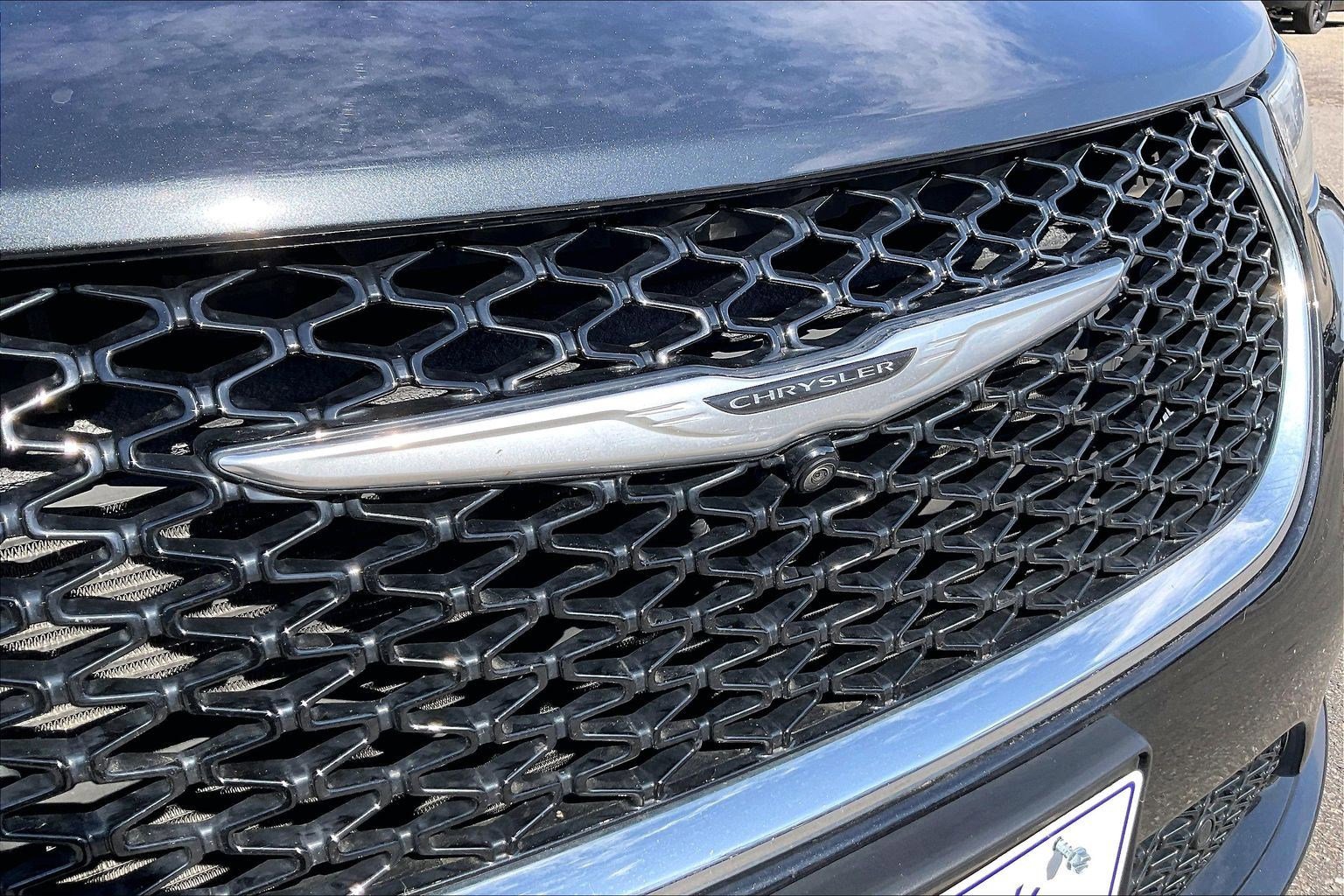 Used 2023 Chrysler Pacifica Touring-L image 26