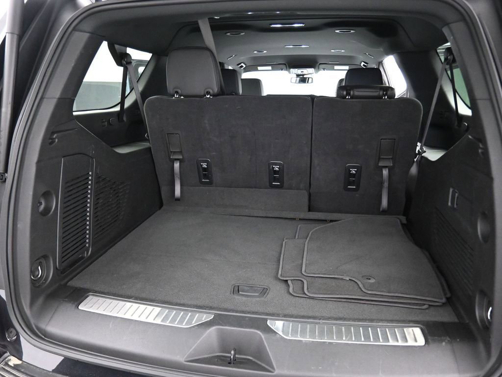 Used 2025 Chevrolet Suburban RST image 13
