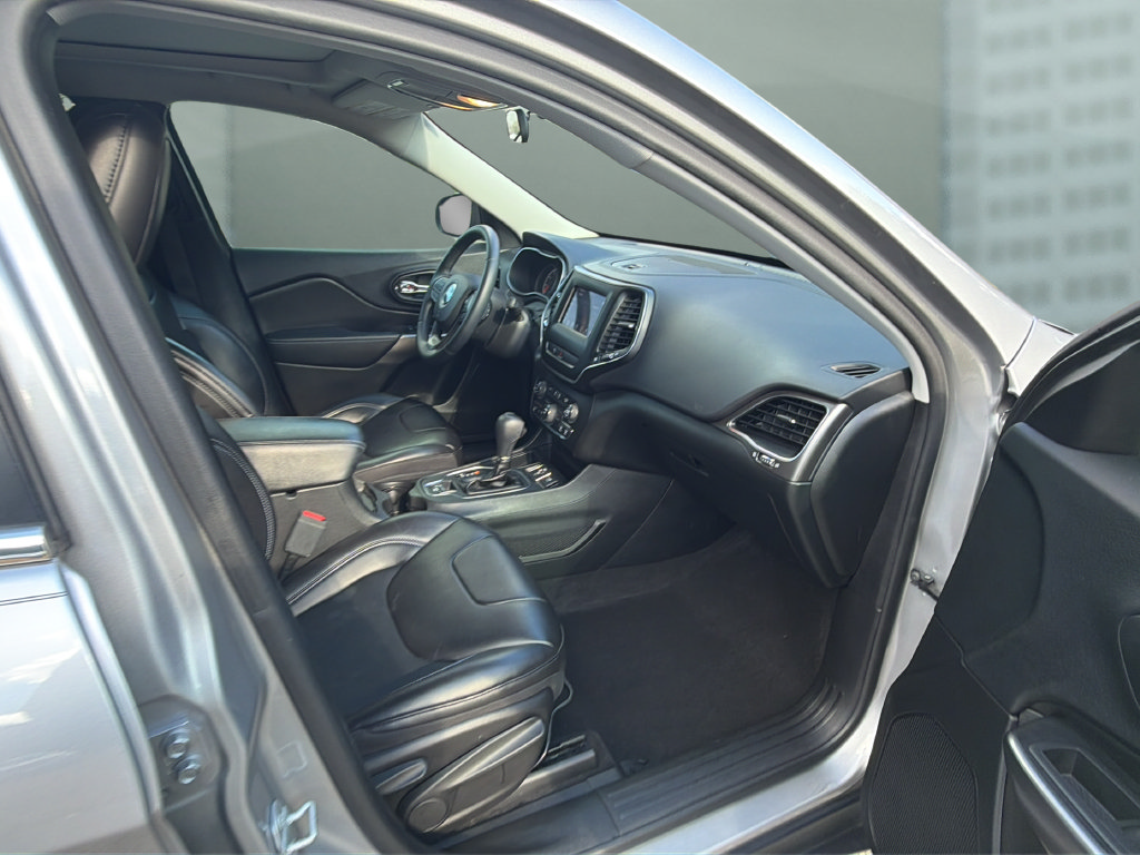 Used 2019 Jeep Cherokee Latitude Plus FWD image 17