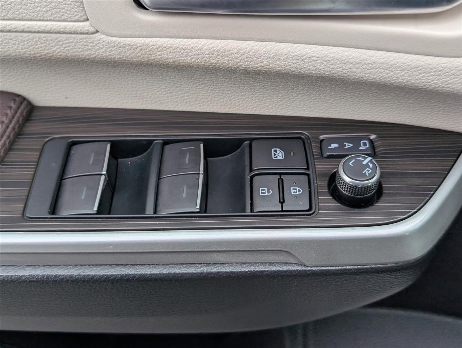 Used 2024 Toyota Sienna Platinum image 21