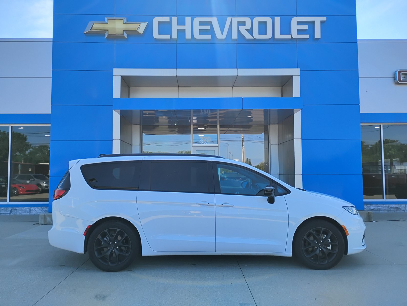 Used 2025 Chrysler Pacifica Limited FWD image 5