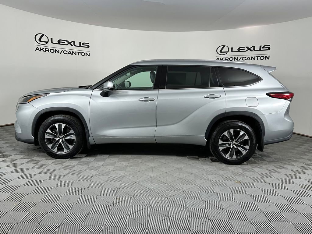 Used 2021 Toyota Highlander XLE AWD/4WD image 10