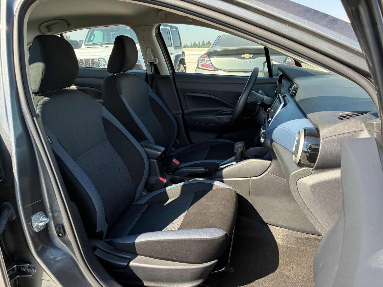 Used 2025 Nissan Versa SV image 34