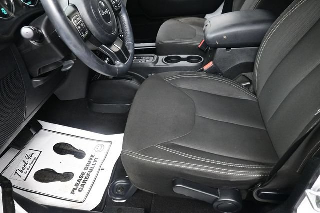 Used 2016 Jeep Wrangler Unlimited Sahara w/ Connectivity Group AWD/4WD image 15