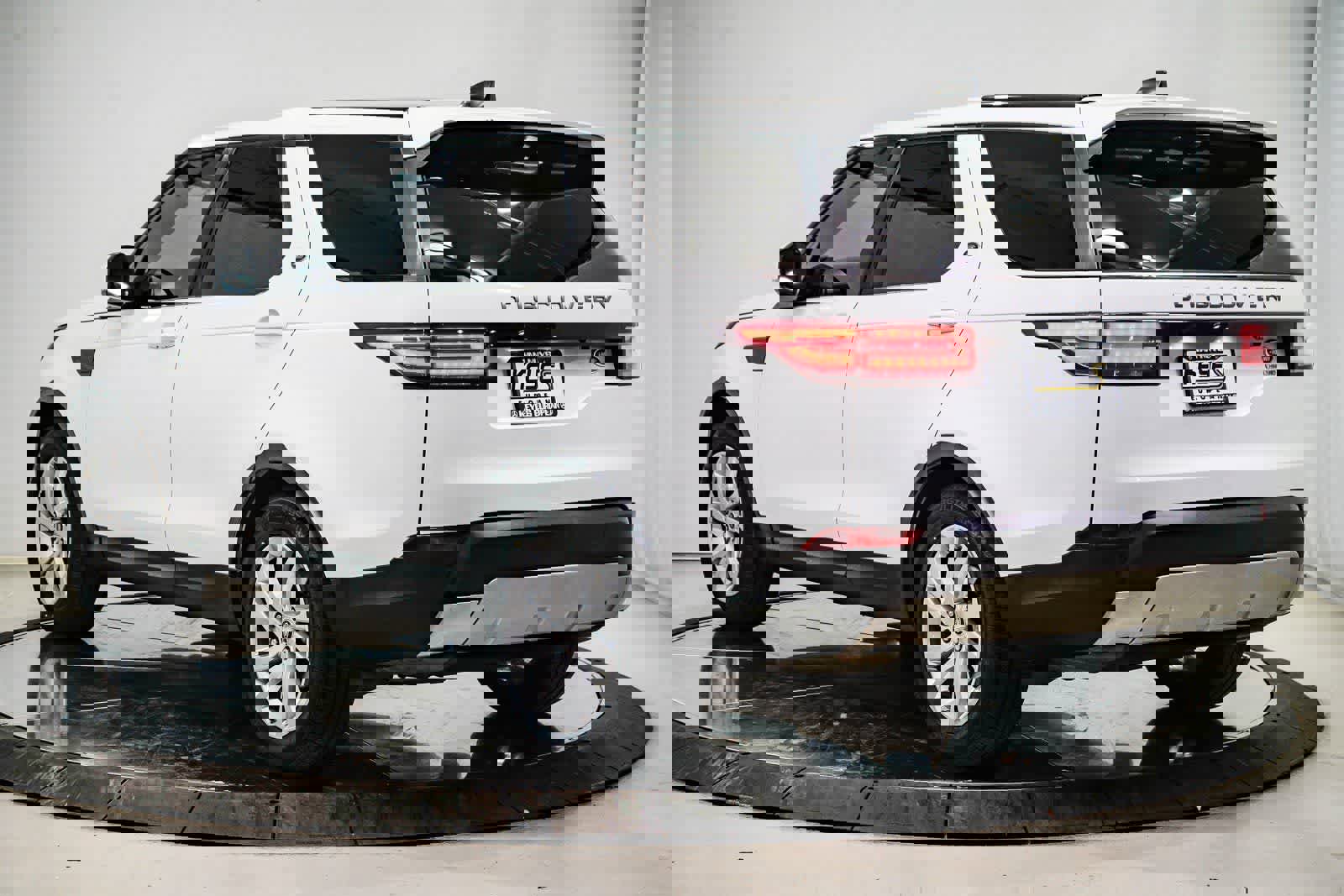 Used 2018 Land Rover Discovery HSE image 2