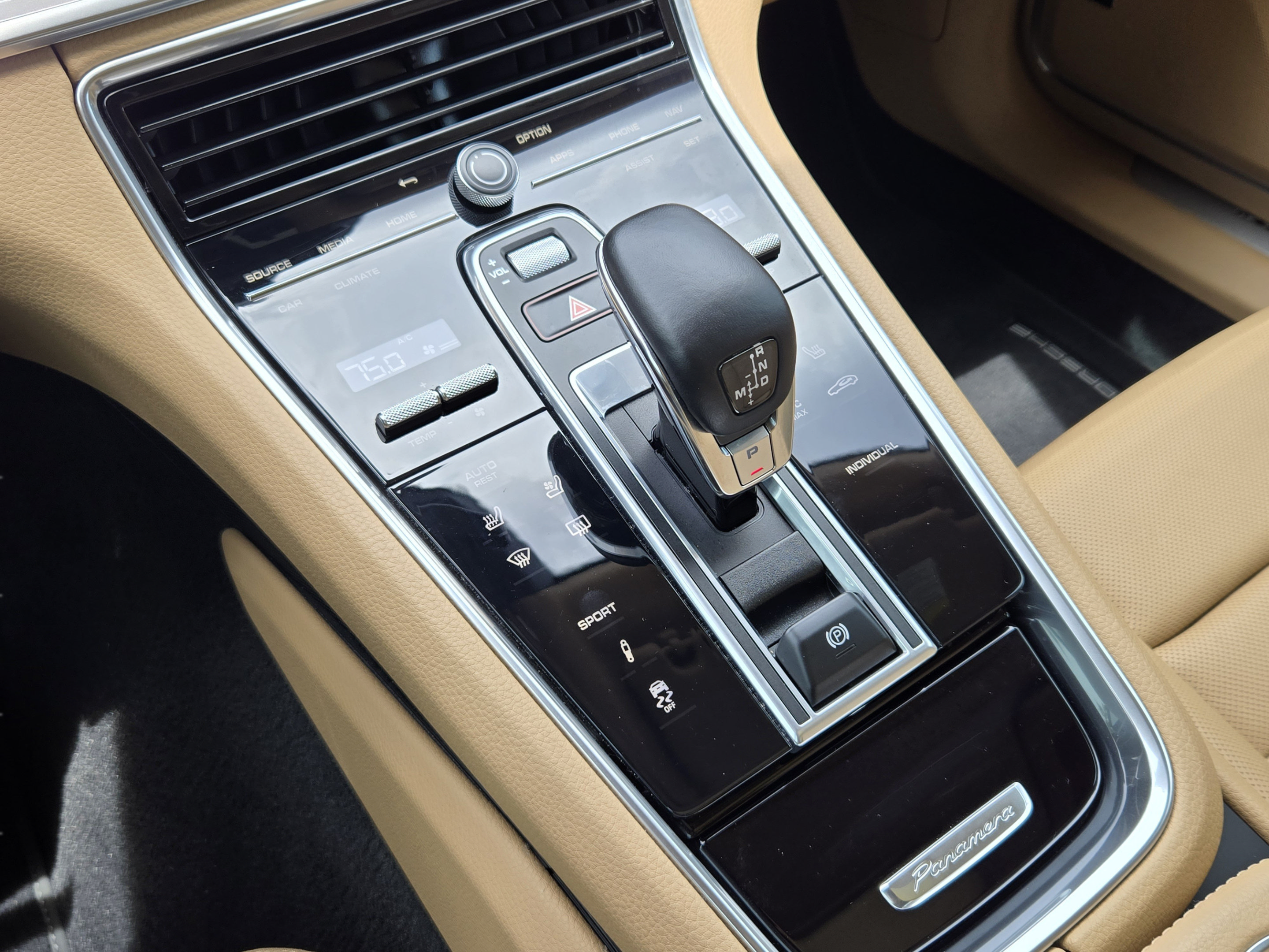 Used 2022 Porsche Panamera image 16
