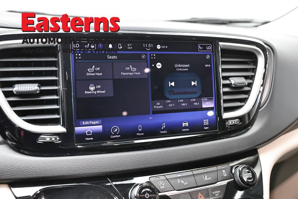 Used 2023 Chrysler Pacifica Touring-L FWD image 19