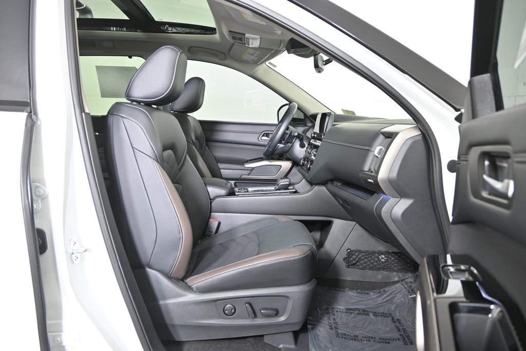 Used 2024 Nissan Pathfinder Platinum w/ Black Appearance Package AWD/4WD image 13