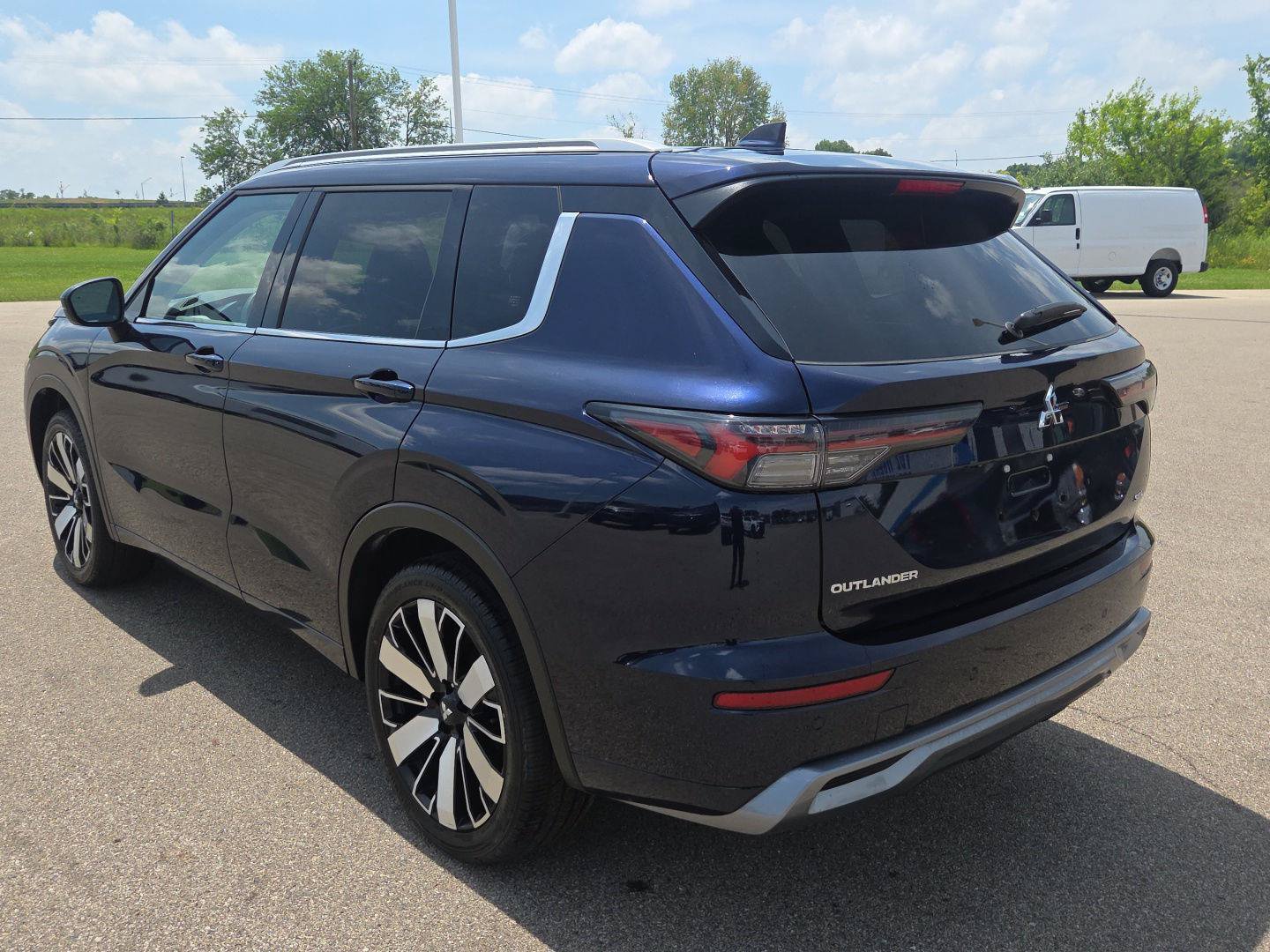 Used 2025 Mitsubishi Outlander AWD image 3
