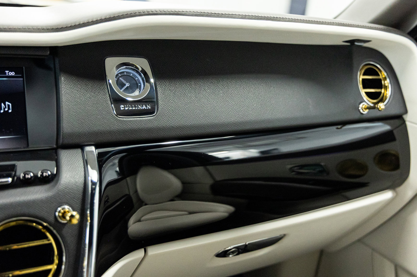 Certified 2023 Rolls-Royce Cullinan w/ Cullinan Package image 38