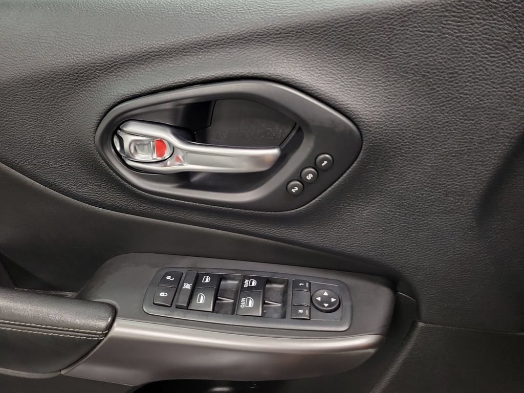 Used 2019 Jeep Cherokee Overland w/ Technology Group AWD/4WD image 30