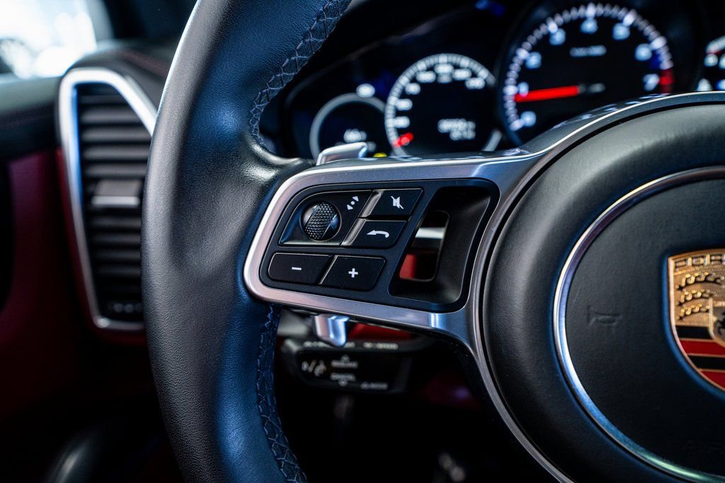 Used 2022 Porsche Cayenne Platinum Edition image 41