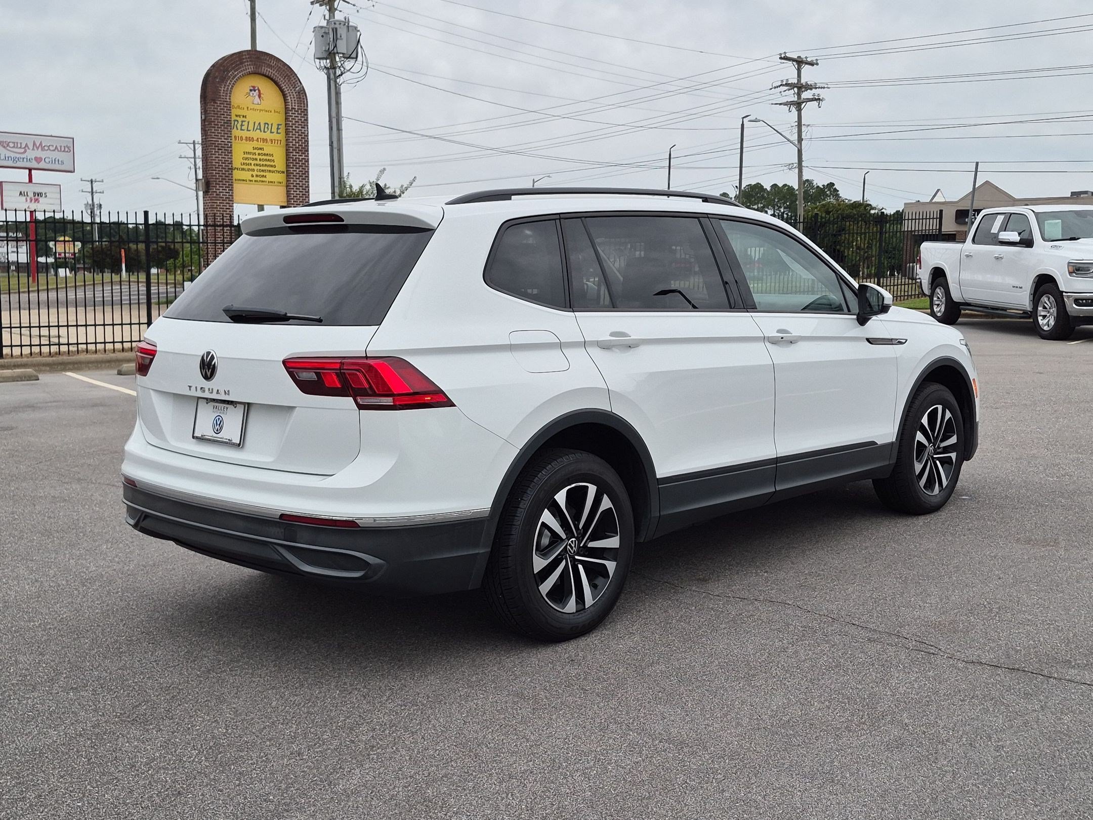 Used 2022 Volkswagen Tiguan S FWD image 3