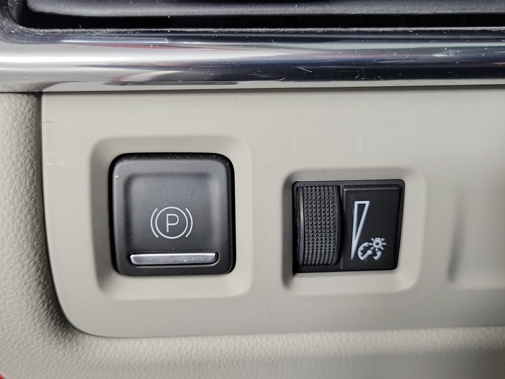 Used 2023 Cadillac XT4 Luxury w/ Driver Awareness Package FWD image 32