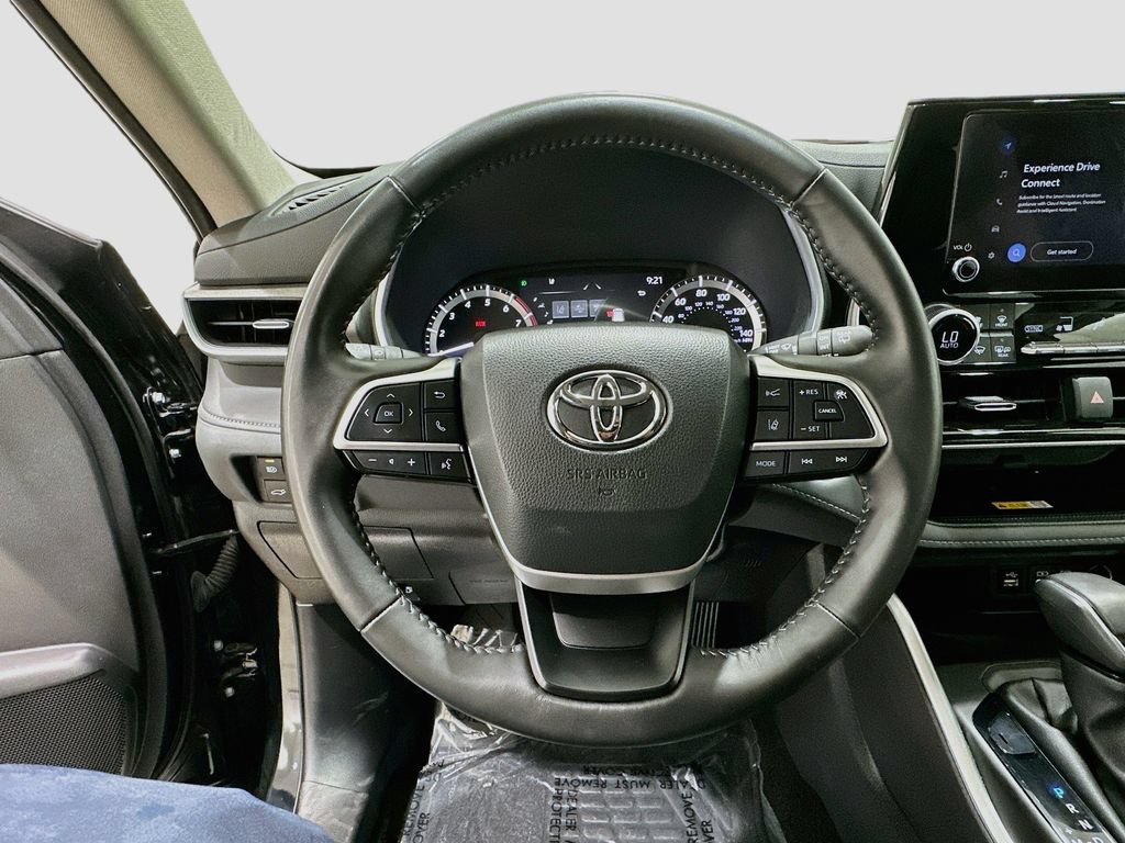 Used 2024 Toyota Highlander XLE FWD image 11